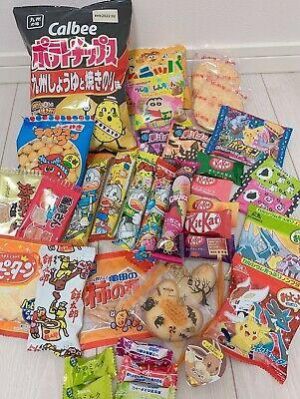 מוצרים שכל אחד צריך שעון חכם Japanese snack box 36set DAGASHI Pokemon & kitkat & UMAIBOU & candy hachi gift